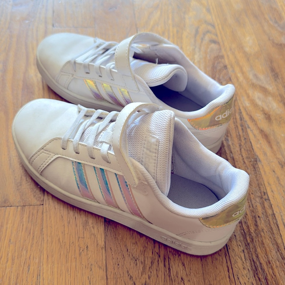 Adidas sneaker kid size 3
